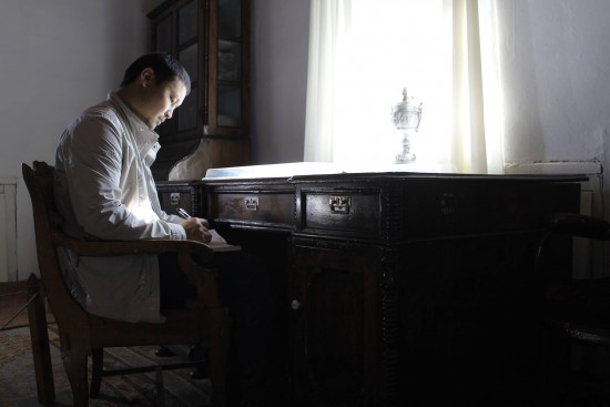 Ол жалаңаш бөксесімен оның бетіне отырды