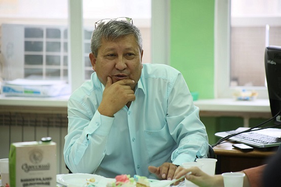 Писка және анальді тесік Онлайн порно: Әкесі қызын трахает