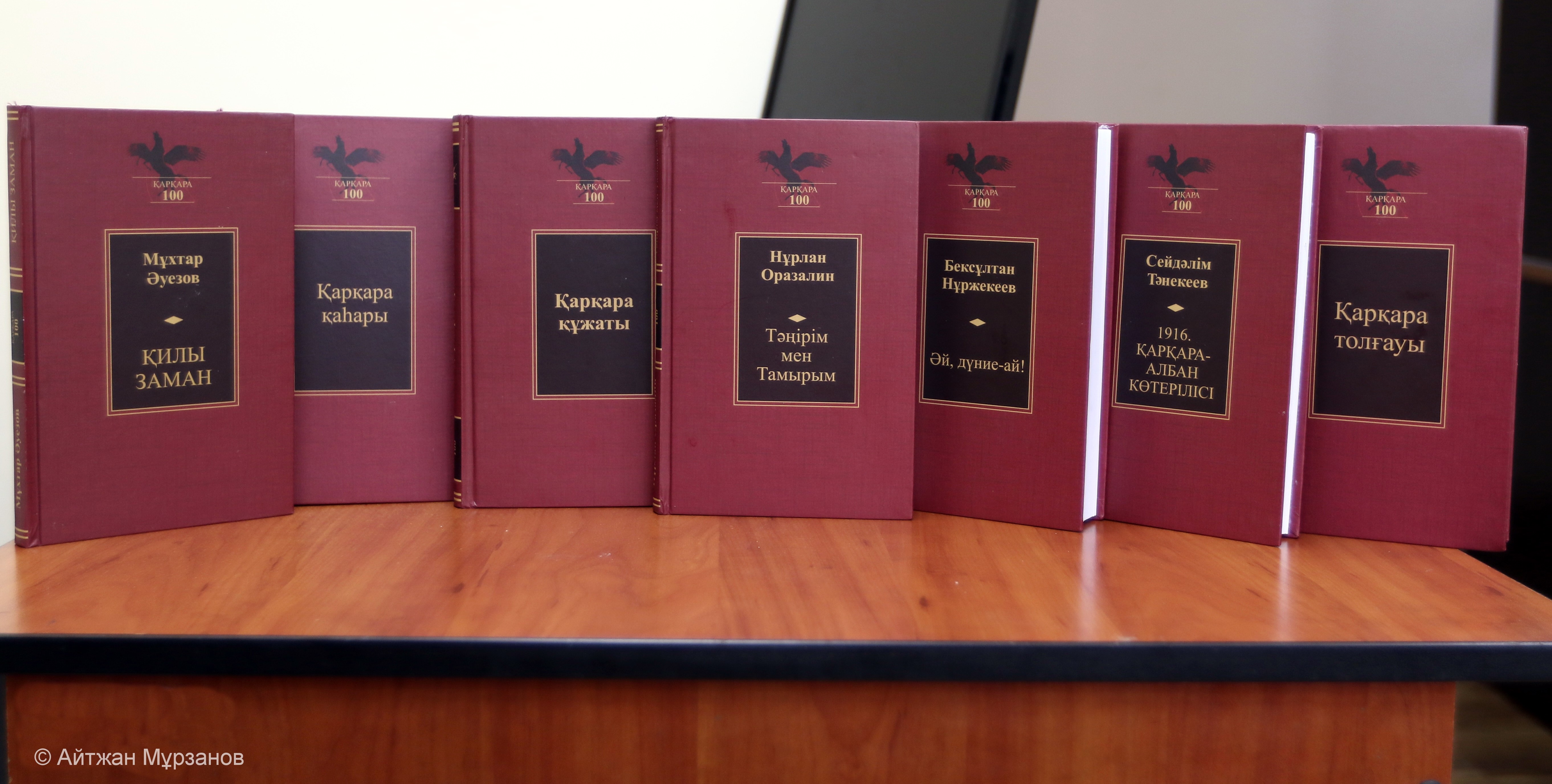 Әйелдің кискасына қолын салып, өзіне зәр шығарып жатқан ер адамның суреті