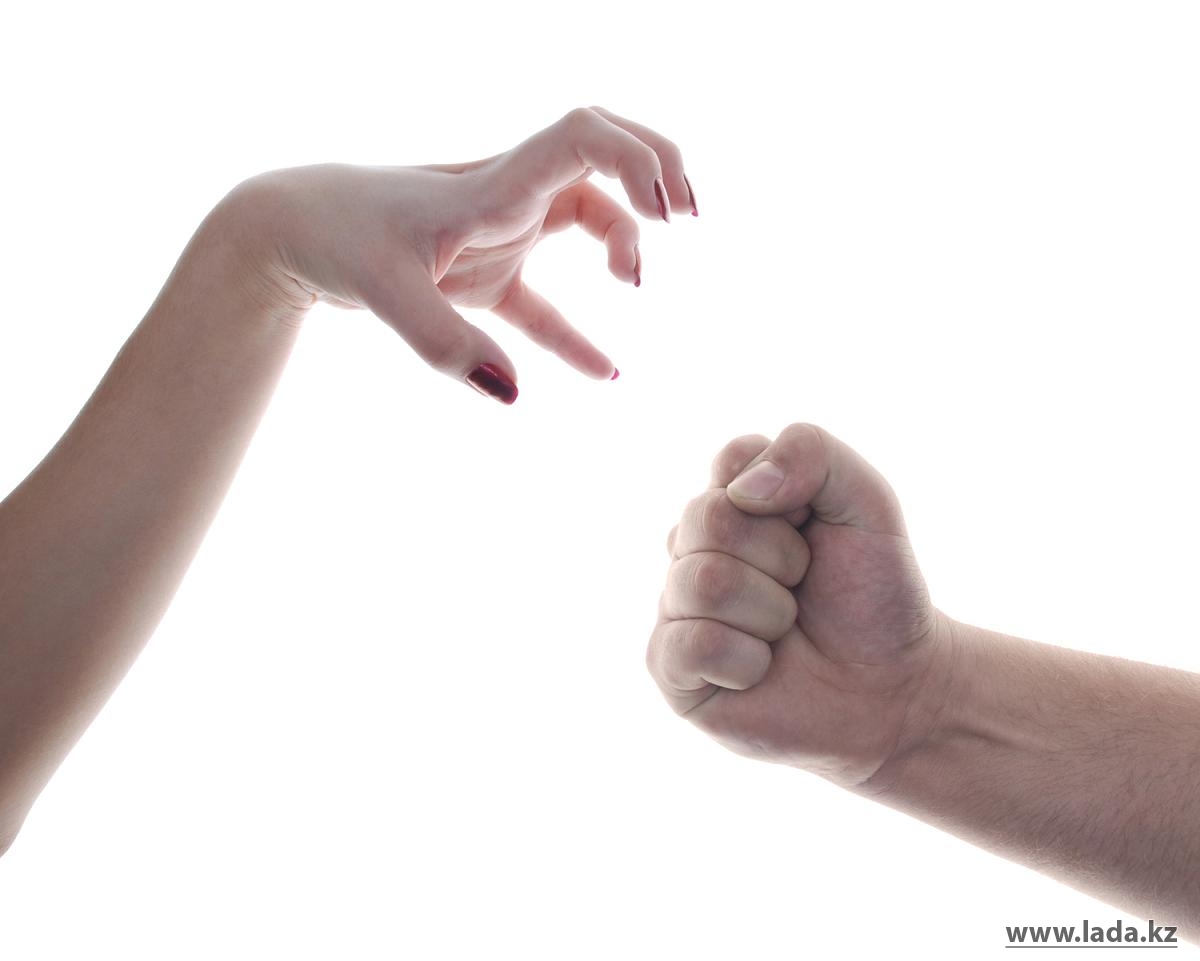 Әйелдердің шешініп жатқан суреттері Суреттердегі күлкілі кеуделер