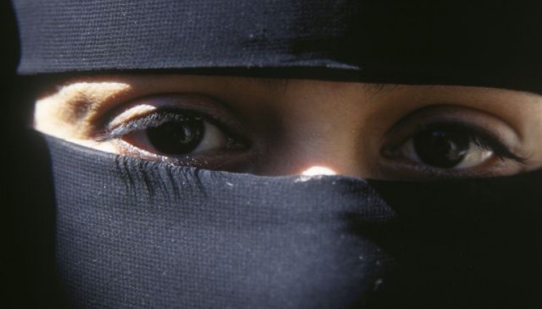 Қызыл шашты қызметшімен порно көру