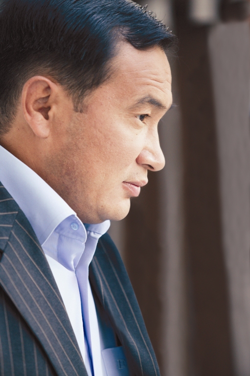 Ол оны кискаға итеріп жіберді