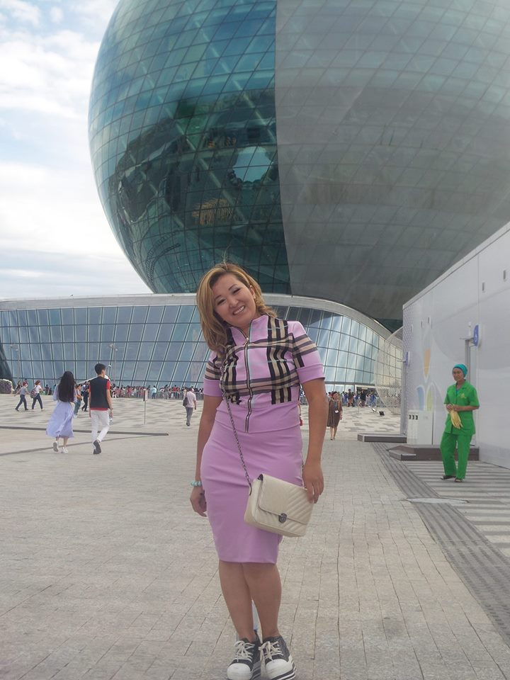 Қыздар жұлқынып кетті Қыздар жұлқынып кетті