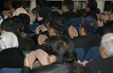 Орыс порно жігіт есік алдында жалайды