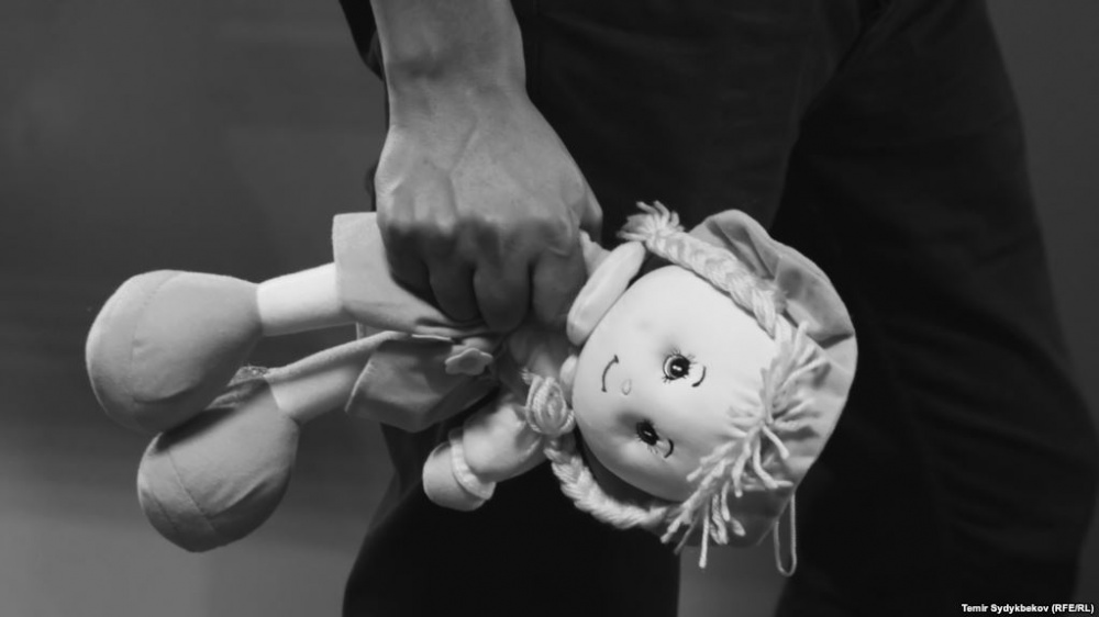 Эротикалық еркектер резеңке әйелдерді ұрады