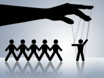 Колготкидегі хатшының аяғын жалайды