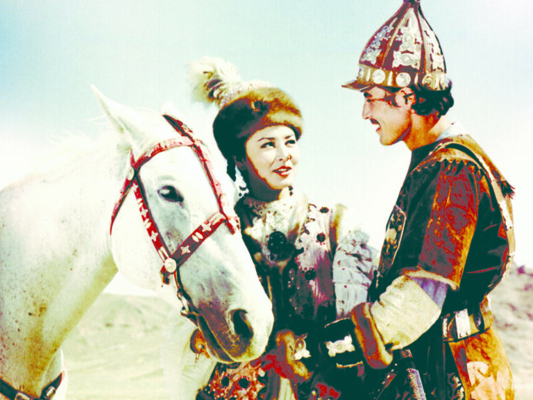 Дөңгелек сиськи бар әдемі аққұбамен секс