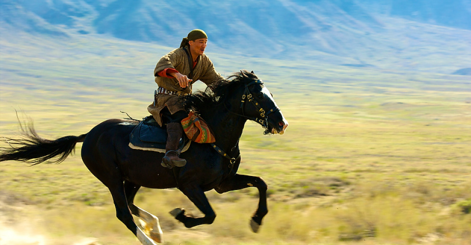 Традиции казахов связанные с лошадьми. Казахи на конях. Кочевники на лошадях. Кыргыз на лошади. Батыры казахского народа Национальная одежда.