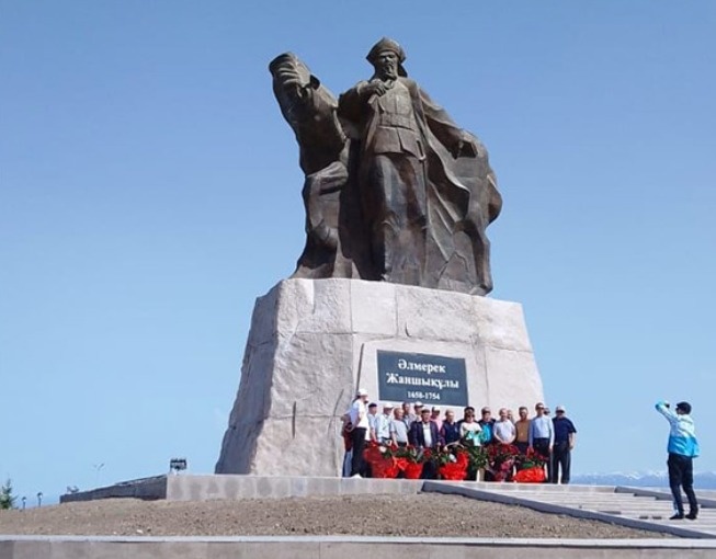 Олар мені есекпен жабады және ол ауырады. Олар мені есекпен жабады және ол ауырады.