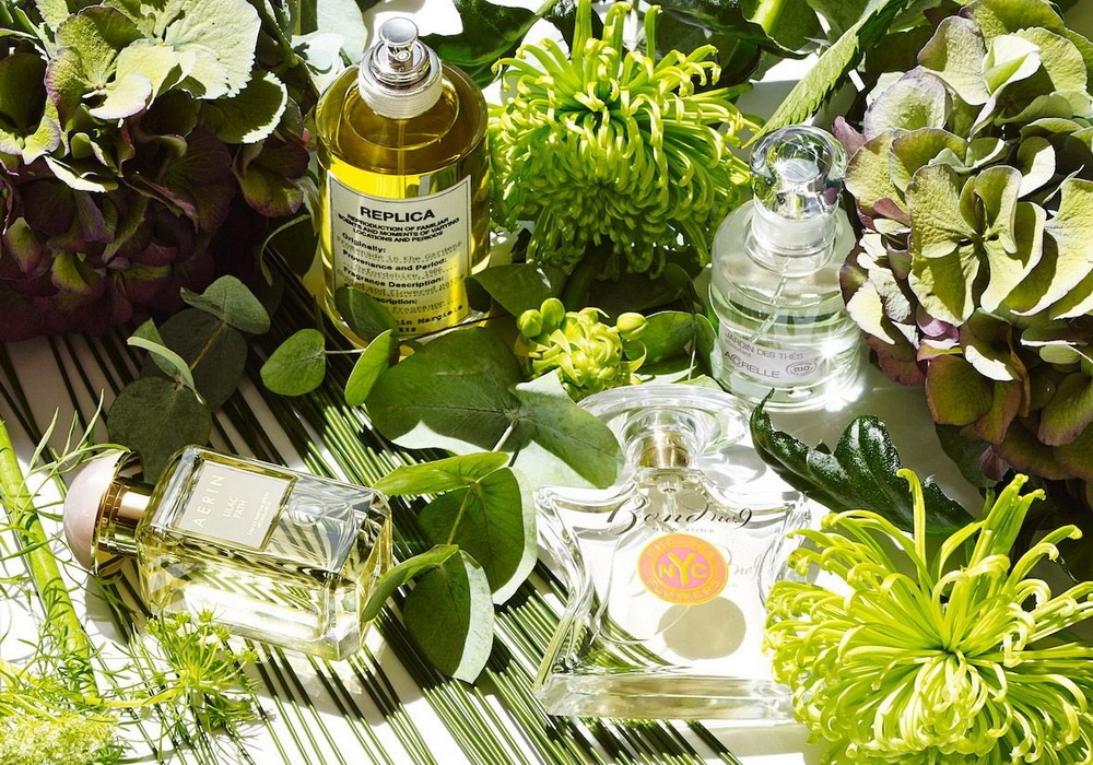 Ауылдағы жалаңаш әйелдің суреті