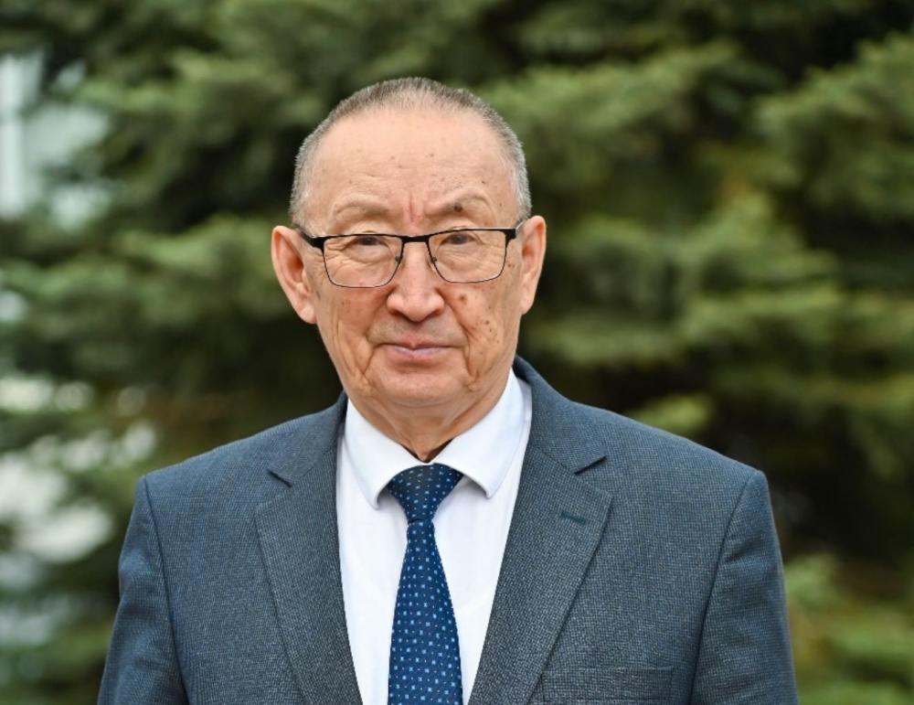 Үлкен кеуделі қыз моншада жуынуда (видео)