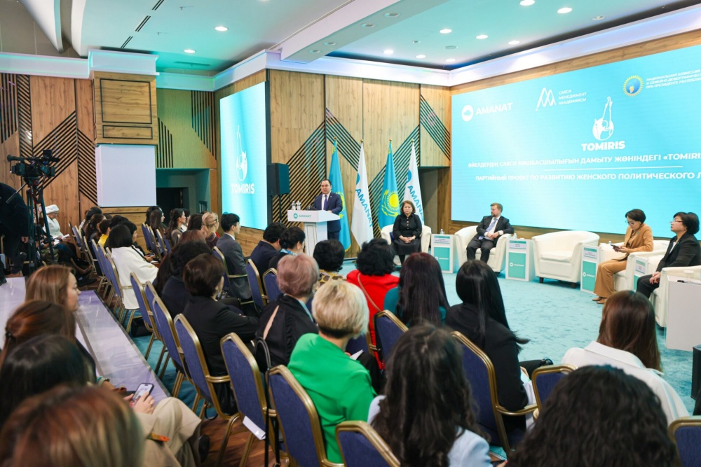 Қалың әтештері бар қатты аналь