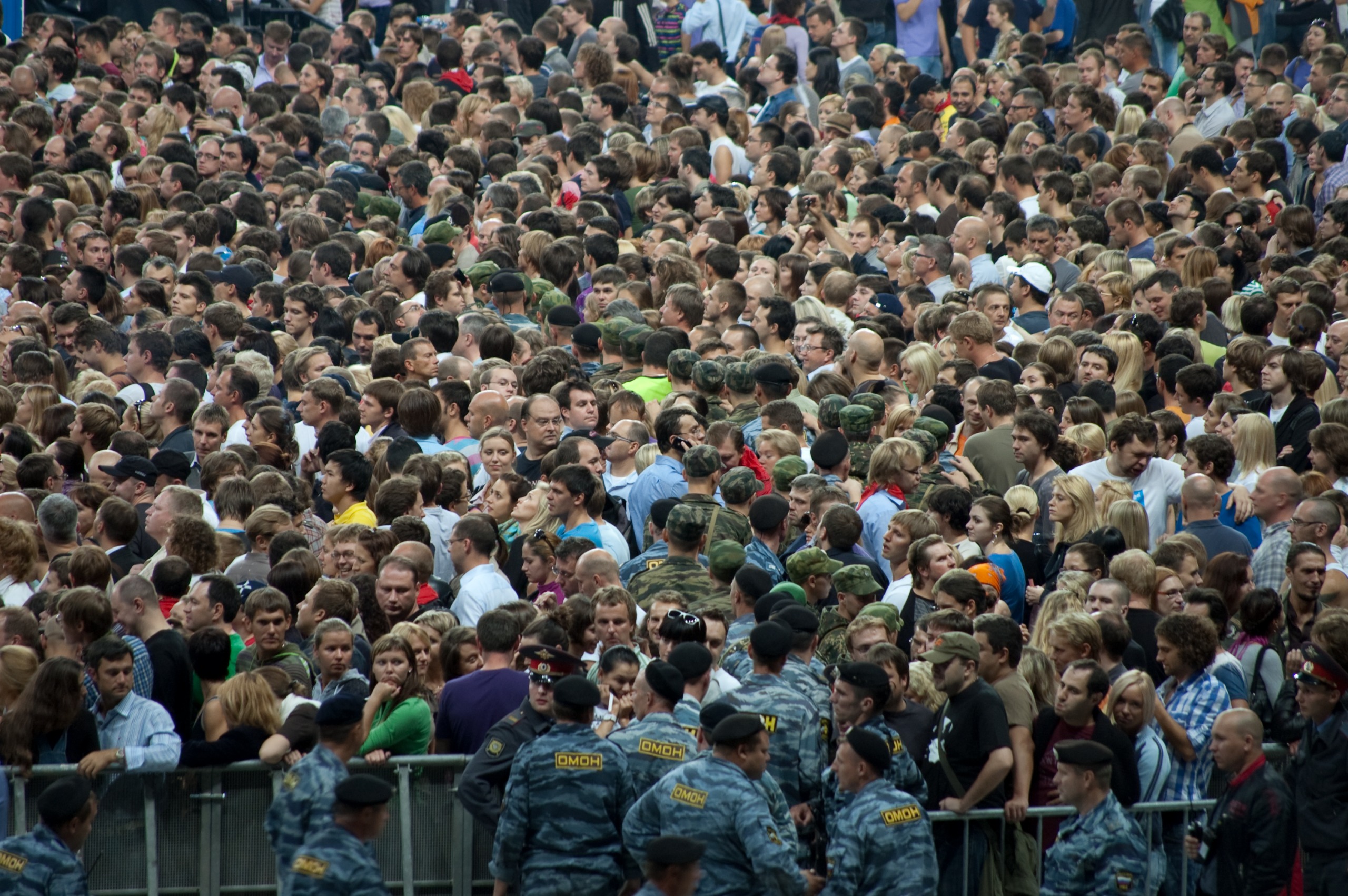 Человек в толпе фото